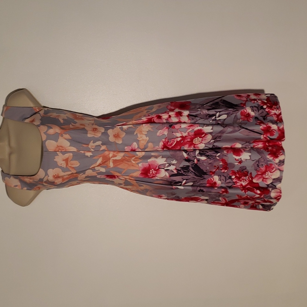 Nine West beautiful dress in a size 10.  Like new condition.